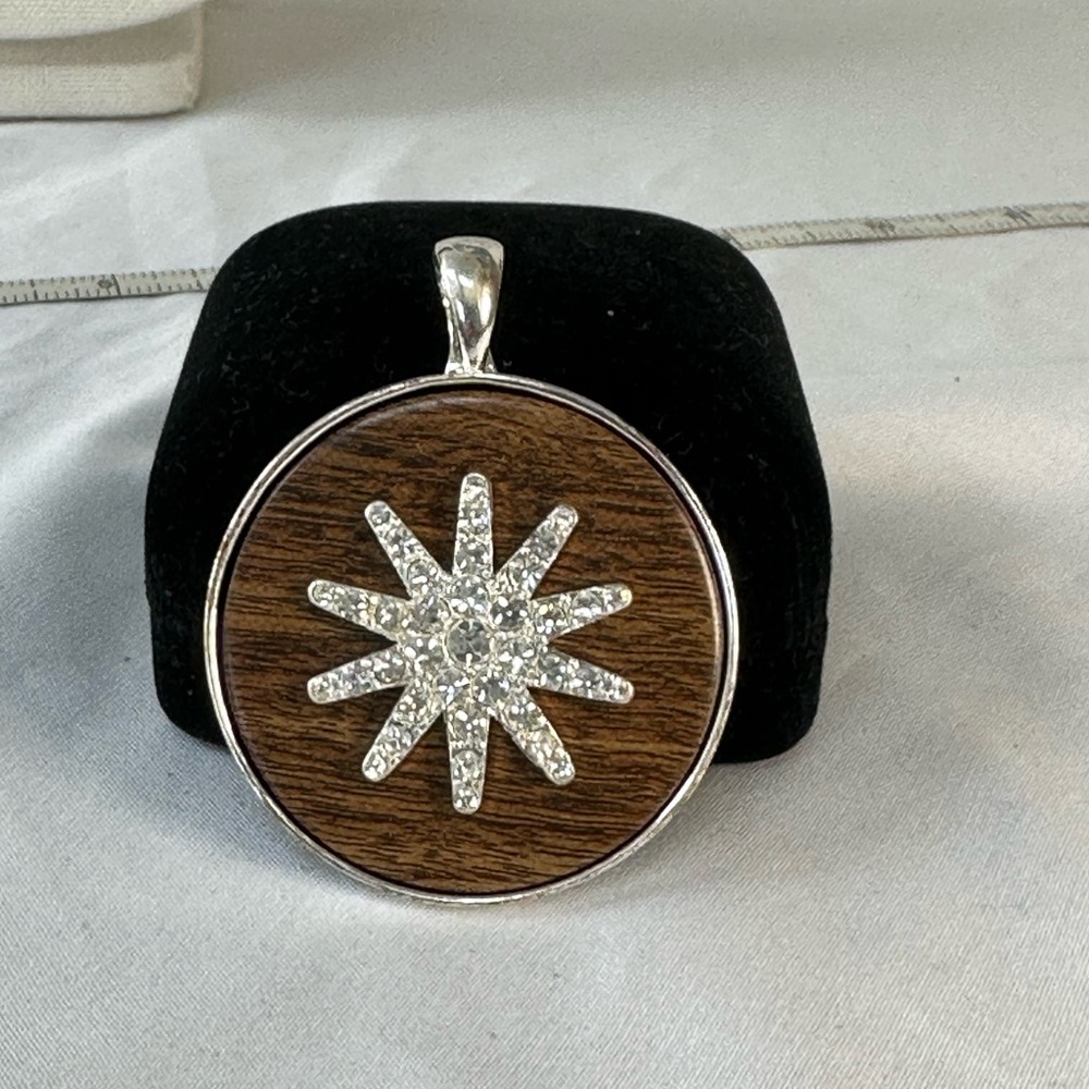 Round starburst rhinestones pendant necklace